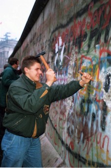 "Stone chippers" (aka Mauerspecht) the wall in November 1989
