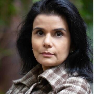 Janaína Rodrigues Valle Gomes headshot